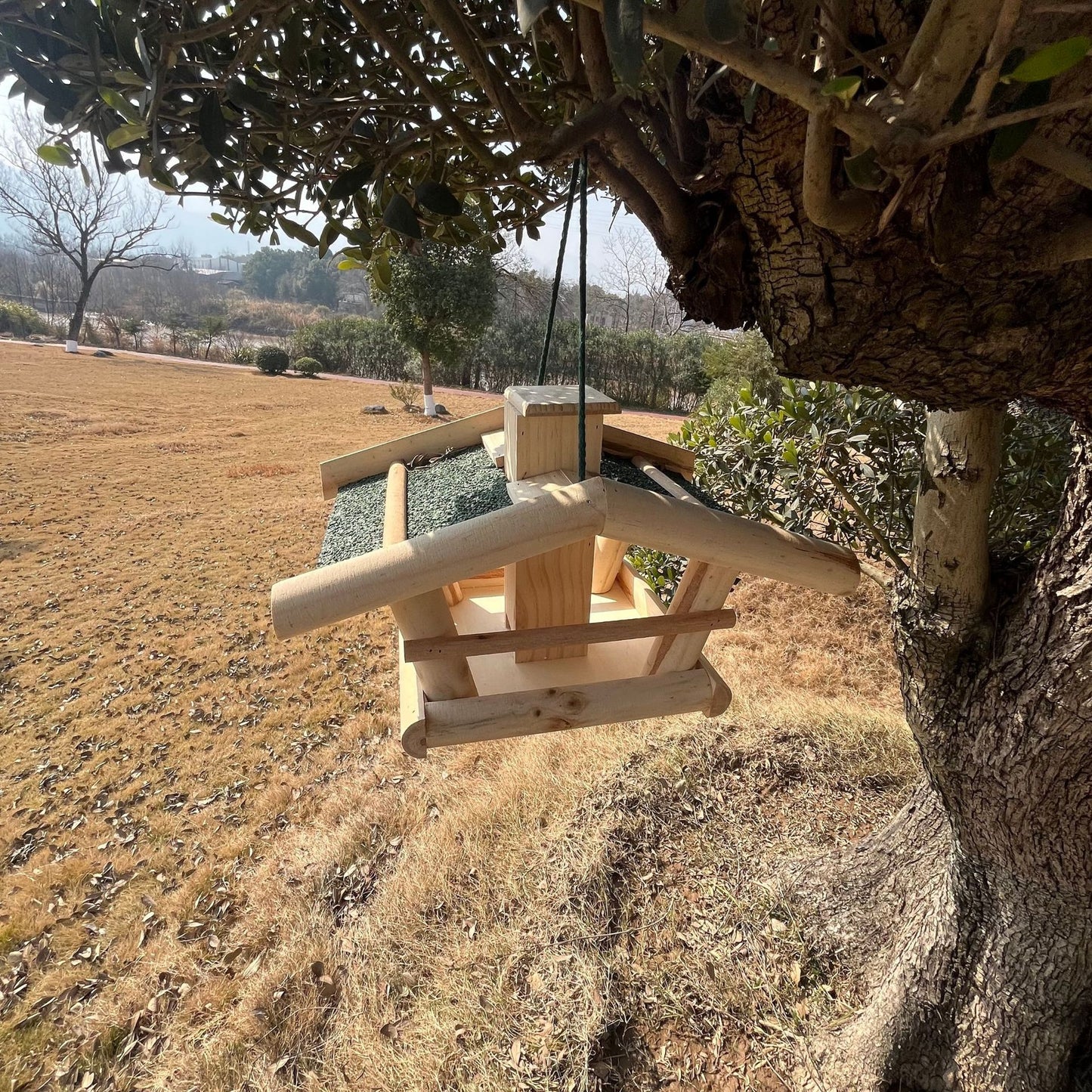Garden floor-standing bird feeder
