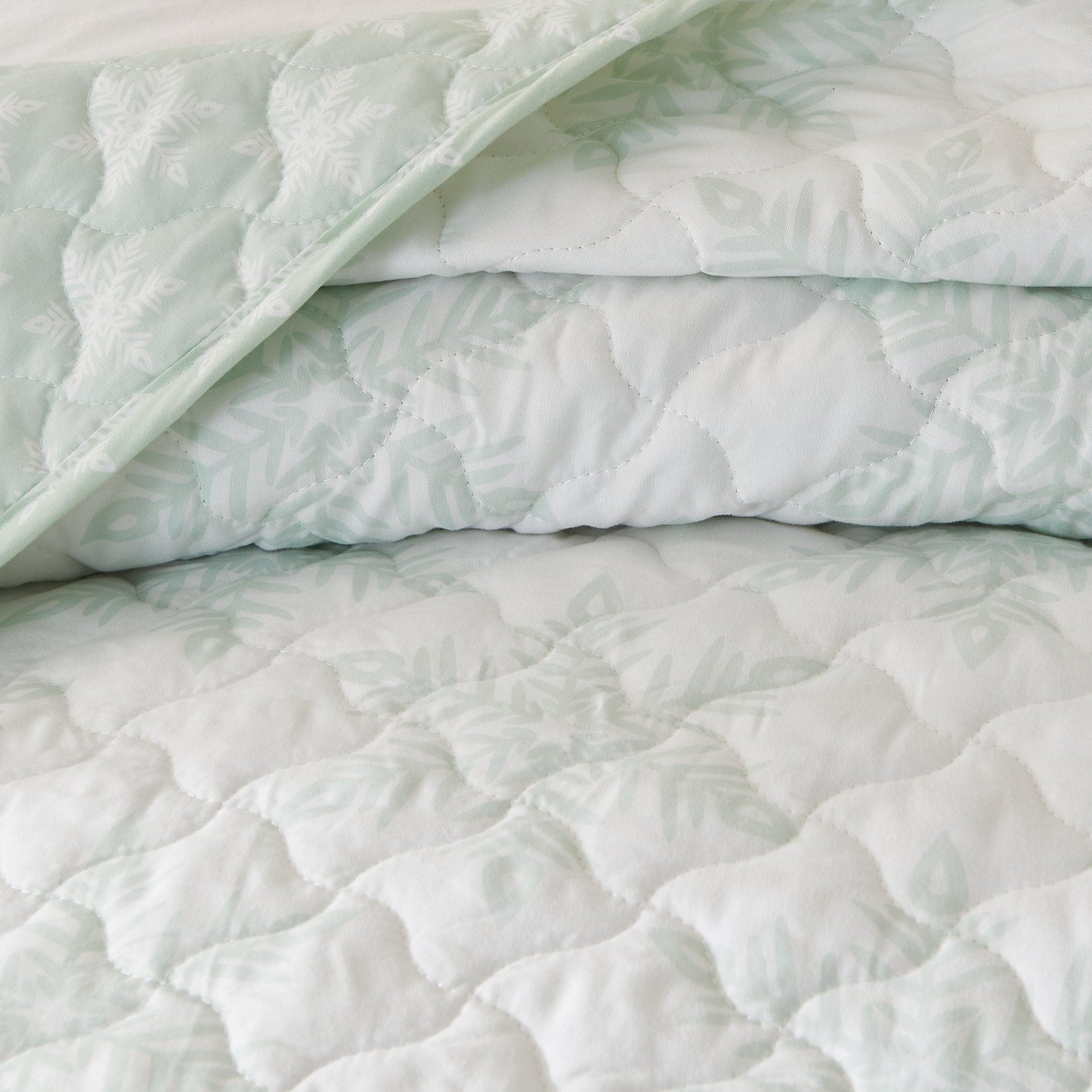 Large Snowflake Quilt - Noemi Collection