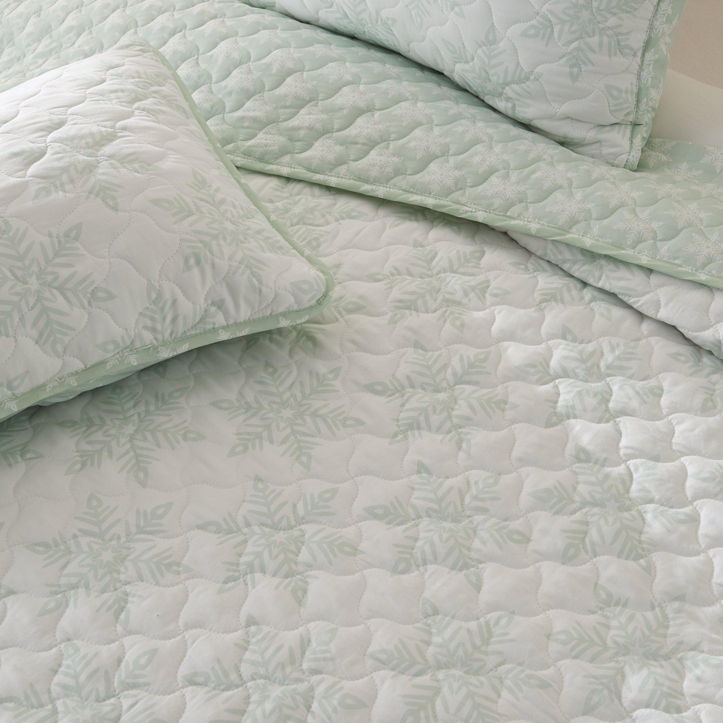 Large Snowflake Quilt - Noemi Collection